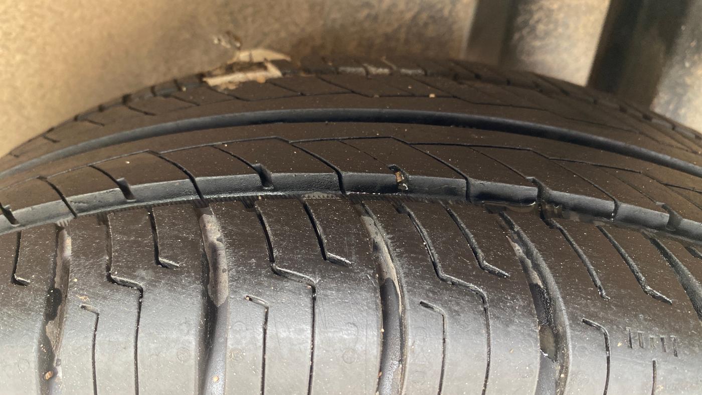 2015 Maruti Ciaz VXI, Petrol, Manual, 98,457 km, Left Rear Tyre Tread