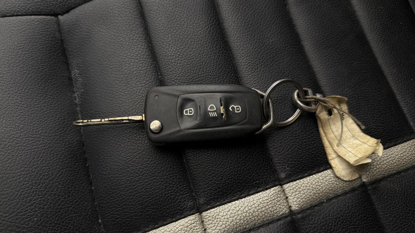 2018 Tata Tiago XZ PETROL, CNG, Manual, 1,17,606 km, Key Close Up