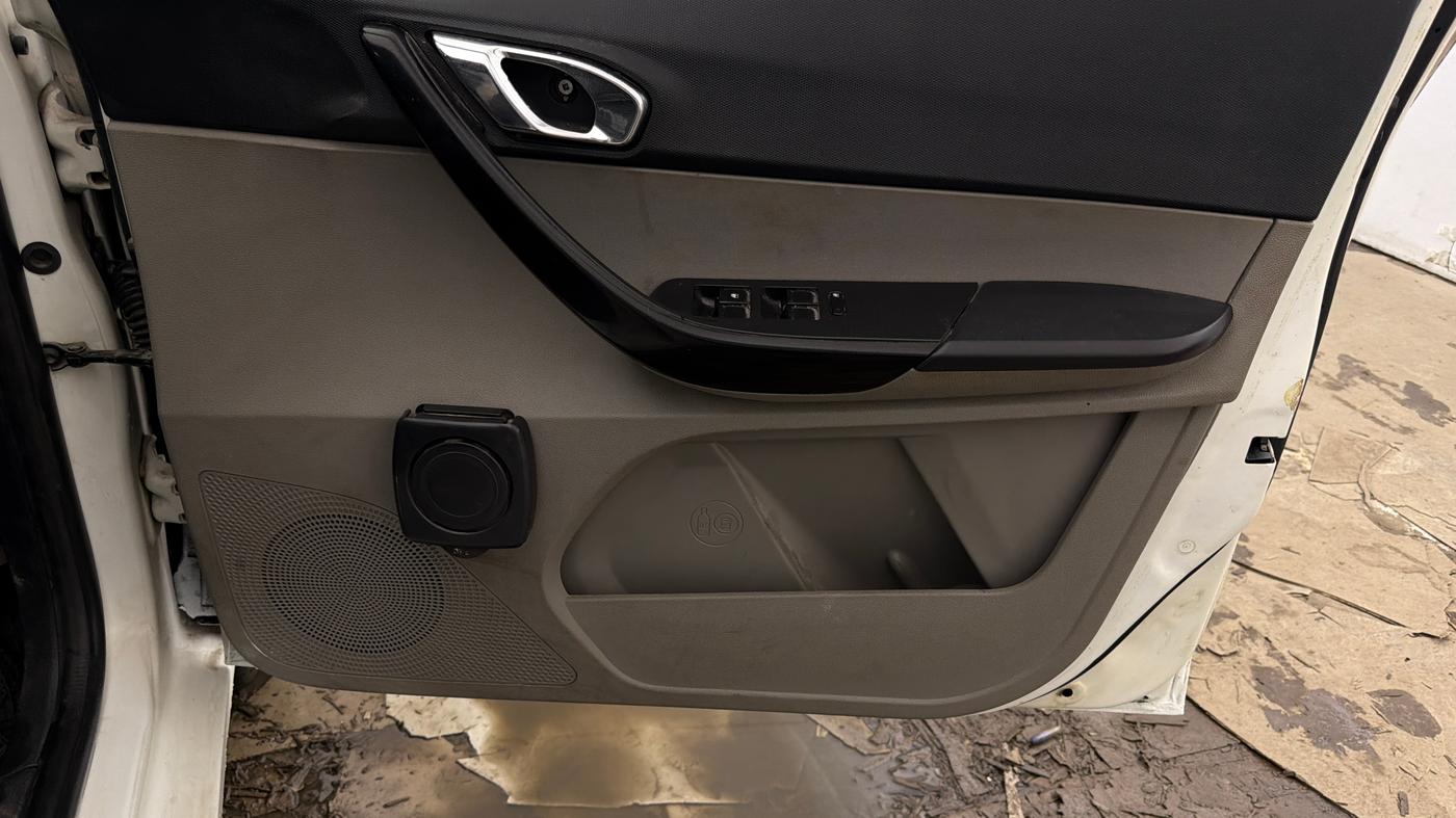 2018 Tata Tiago XZ PETROL, CNG, Manual, 1,17,606 km, Driver Side Door Panels Control