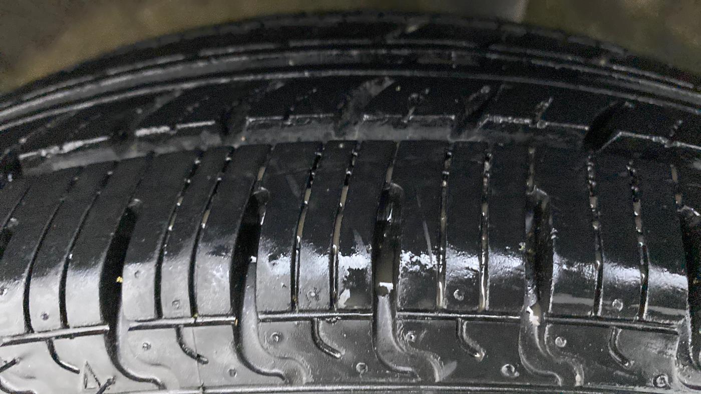 2016 Renault Kwid RXT, Petrol, Manual, 40,346 km, Left Rear Tyre Tread