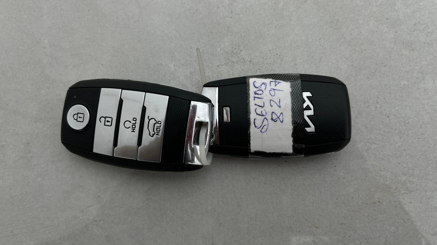 2022 KIA SONET HTX 1.5, Diesel, Manual, 1,45,603 km, Key Close Up