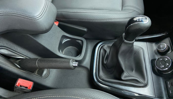 2017 Tata Hexa Varicor 400 XT, Diesel, Manual, 84,988 km, Gear Lever