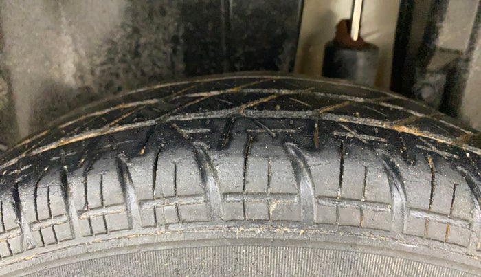 2013 Maruti Swift VXI, Petrol, Manual, 1,30,490 km, Left Rear Tyre Tread