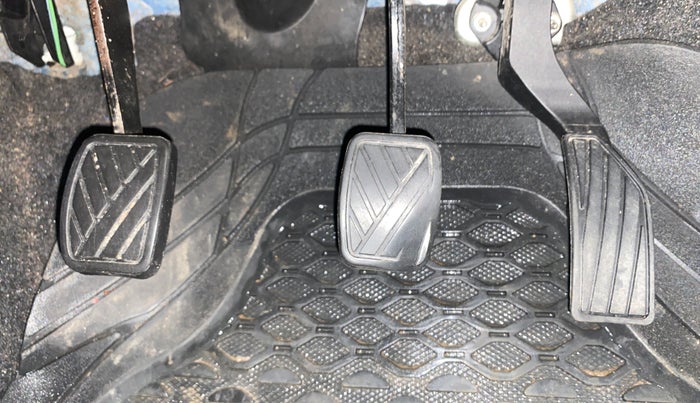 2013 Maruti Swift VXI, Petrol, Manual, 1,30,490 km, Pedals