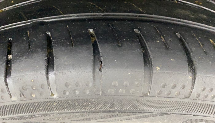 2017 Volkswagen Ameo HIGHLINE PLUS 1.5L AT 16 ALLOY, Diesel, Automatic, 1,45,469 km, Left Rear Tyre Tread