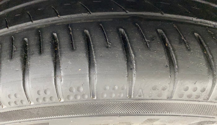 2017 Volkswagen Ameo HIGHLINE PLUS 1.5L AT 16 ALLOY, Diesel, Automatic, 1,45,469 km, Right Front Tyre Tread