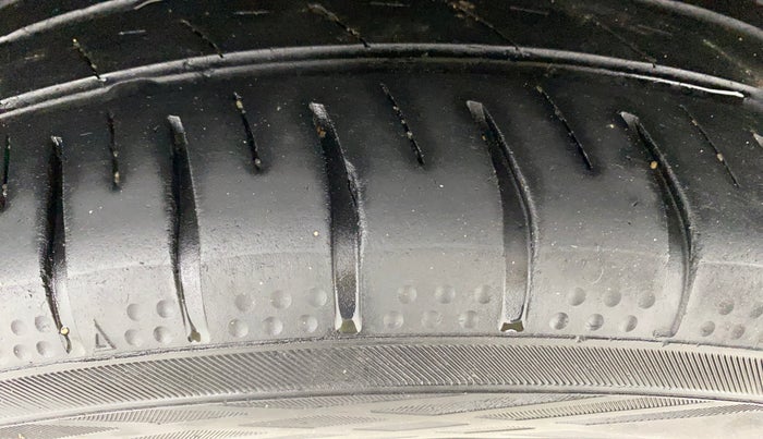 2017 Volkswagen Ameo HIGHLINE PLUS 1.5L AT 16 ALLOY, Diesel, Automatic, 1,45,469 km, Right Rear Tyre Tread