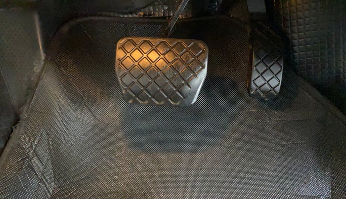 2017 Volkswagen Ameo HIGHLINE PLUS 1.5L AT 16 ALLOY, Diesel, Automatic, 1,45,469 km, Pedals