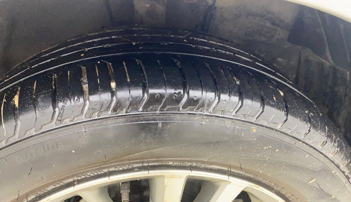 2014 Toyota Corolla Altis GL PETROL, Petrol, Manual, 1,32,247 km, Right Front Tyre Tread