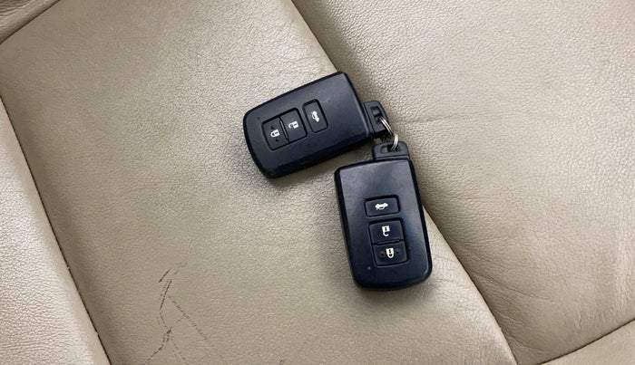 2014 Toyota Corolla Altis GL PETROL, Petrol, Manual, 1,32,247 km, Key Close Up