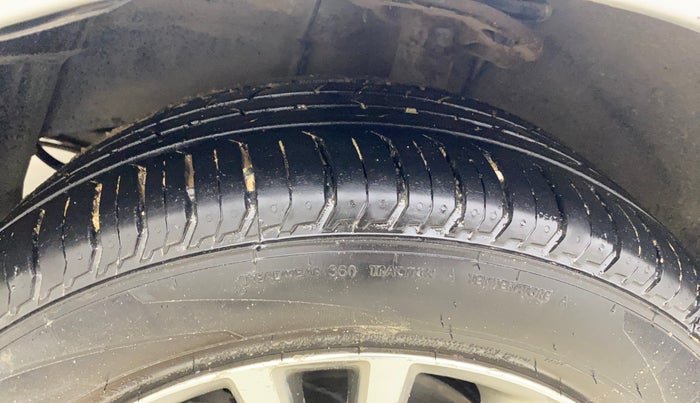 2014 Toyota Corolla Altis GL PETROL, Petrol, Manual, 1,32,247 km, Left Front Tyre Tread