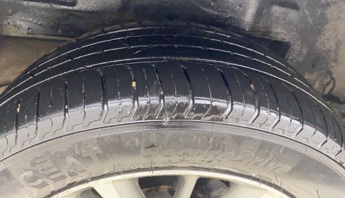 2014 Toyota Corolla Altis GL PETROL, Petrol, Manual, 1,32,247 km, Right Rear Tyre Tread