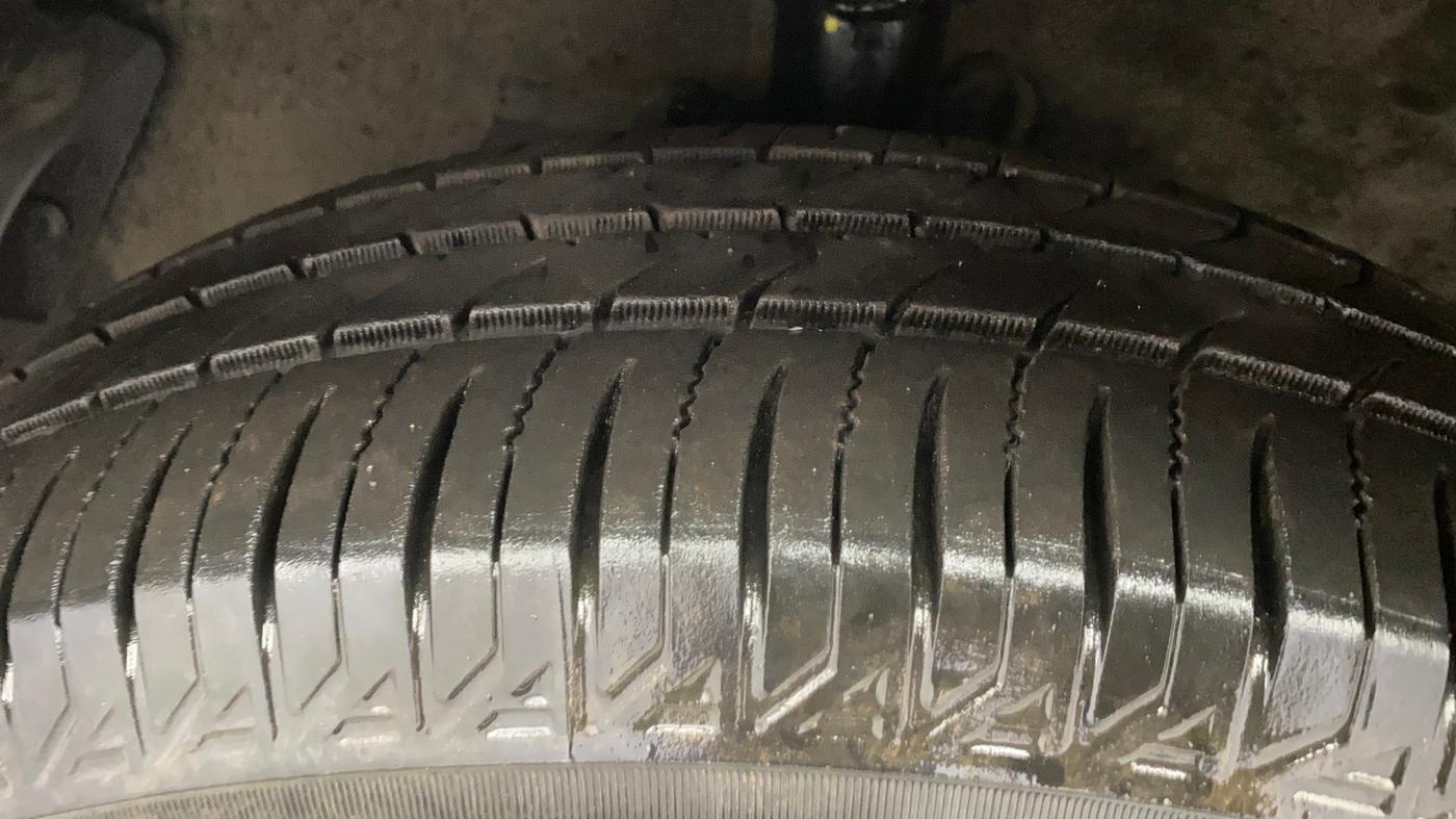 2013 Hyundai i20 MAGNA 1.2, Petrol, Manual, 29,754 km, Left Front Tyre Tread