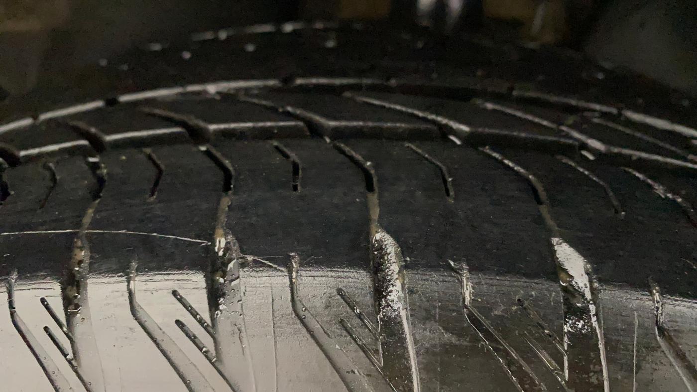 2022 Tata Safari XZA PLUS DARK EDITION, Diesel, Automatic, 11,104 km, Left Front Tyre Tread