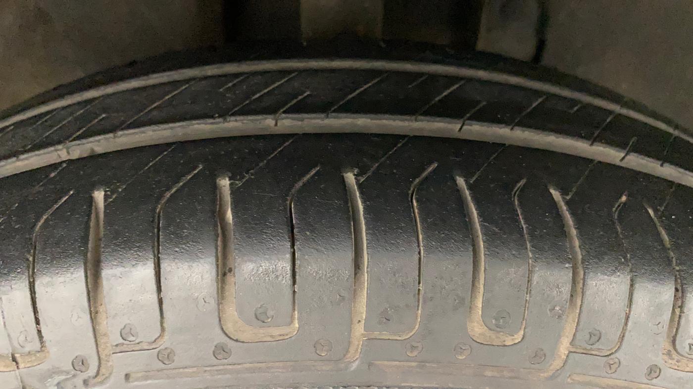 2017 Renault Kwid RXT 1.0 AMT (O), Petrol, Automatic, 58,140 km, Right Front Tyre Tread