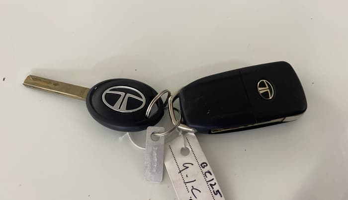 2023 Tata ALTROZ XM PETROL, Petrol, Manual, 17,053 km, Key Close Up