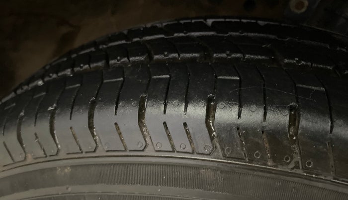 2015 Maruti Swift Dzire VXI, Petrol, Manual, 51,668 km, Right Front Tyre Tread