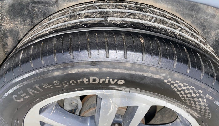 2018 Tata Hexa XTA 4X2 7 STR, Diesel, Automatic, 87,989 km, Right Rear Tyre Tread