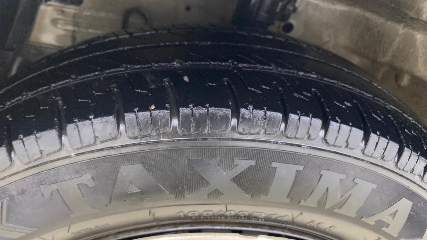 2013 Maruti Swift VXI, Petrol, Manual, 82,819 km, Left Front Tyre Tread