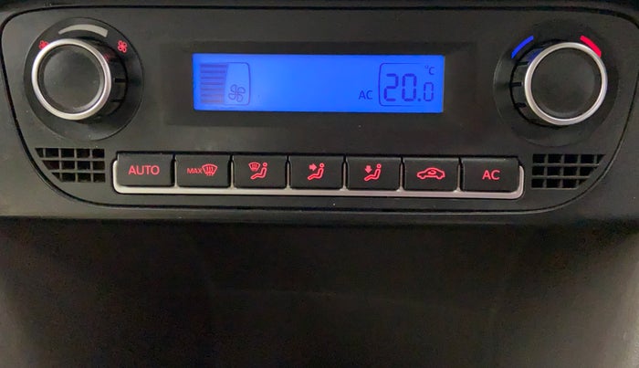 2010 Volkswagen Vento HIGHLINE PETROL, Petrol, Manual, 1,12,747 km, Automatic Climate Control