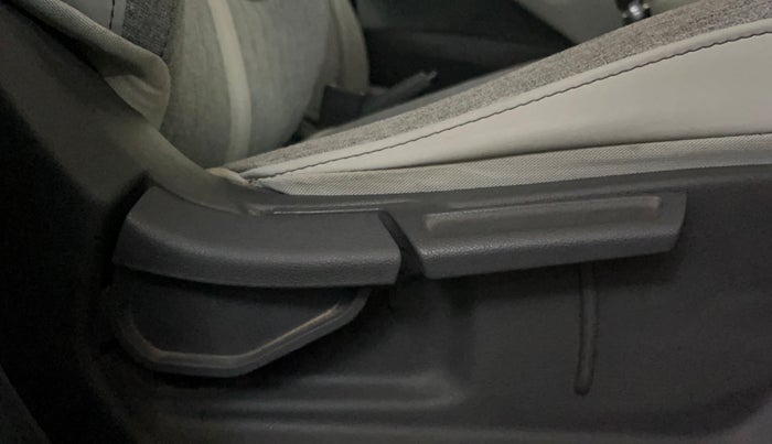 2022 Hyundai GRAND I10 NIOS SPORTZ 1.2 KAPPA VTVT CNG, CNG, Manual, 77,979 km, Driver Side Adjustment Panel