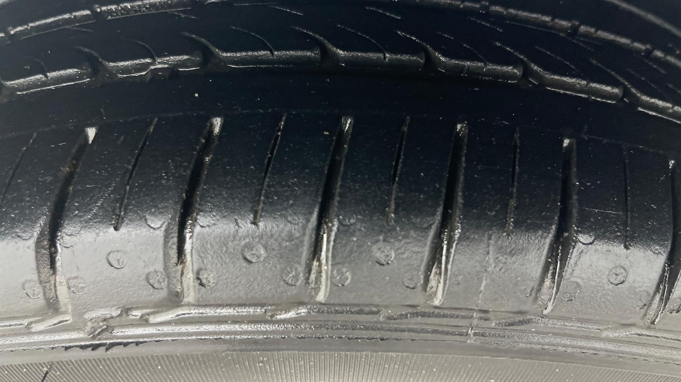 2017 Volkswagen Ameo HIGHLINE1.2L PLUS 16 ALLOY, Petrol, Manual, 71,867 km, Right Front Tyre Tread