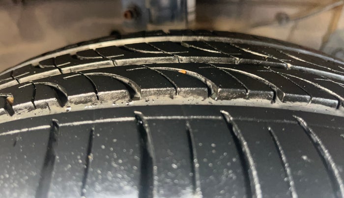 2017 Maruti Ertiga VDI SHVS, Diesel, Manual, 1,37,464 km, Right Front Tyre Tread