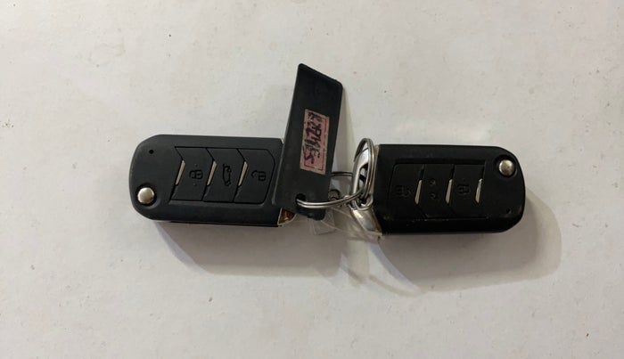 2023 Mahindra XUV300 W8 1.2 PETROL, Petrol, Manual, 28,310 km, Key Close Up