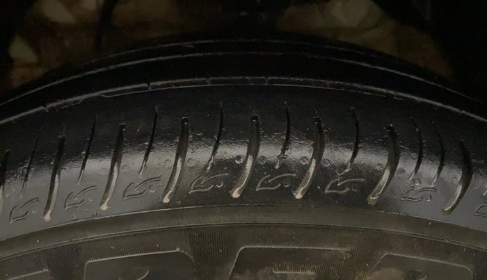 2023 Mahindra XUV300 W8 1.2 PETROL, Petrol, Manual, 28,310 km, Left Front Tyre Tread