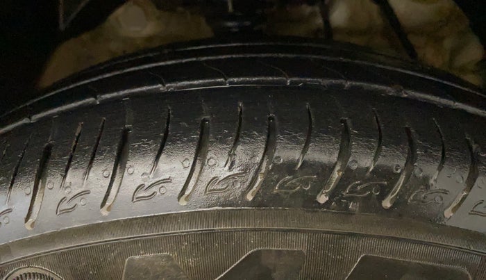 2023 Mahindra XUV300 W8 1.2 PETROL, Petrol, Manual, 28,310 km, Right Front Tyre Tread