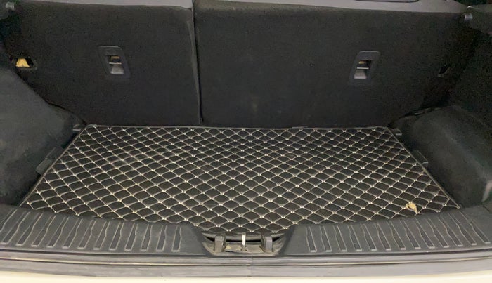 2023 Mahindra XUV300 W8 1.2 PETROL, Petrol, Manual, 28,310 km, Boot Inside