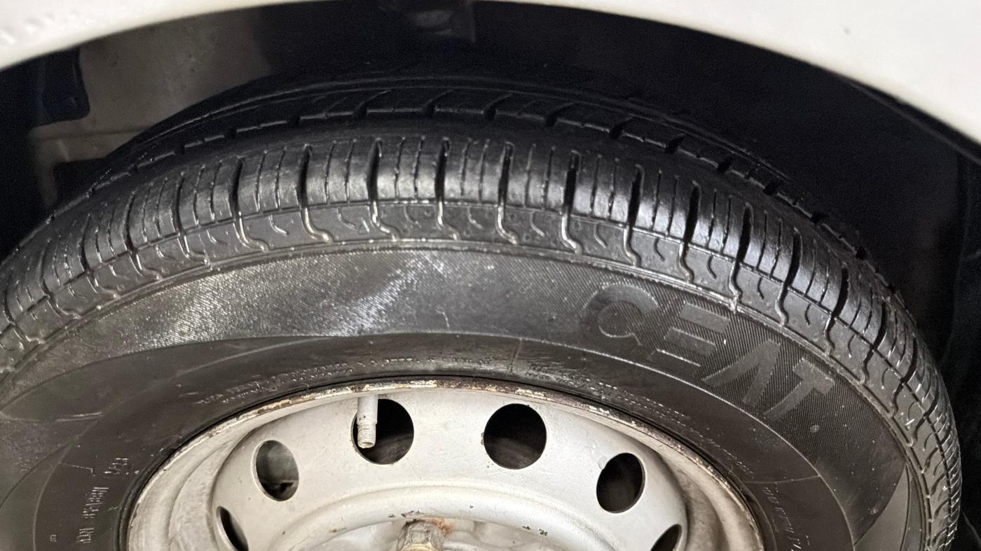 2014 Hyundai Eon ERA +, Petrol, Manual, 38,587 km, Left Front Tyre Tread