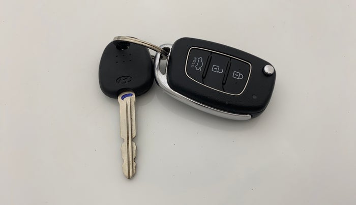 2022 Hyundai AURA S 1.2 CNG, CNG, Manual, 64,026 km, Key Close Up