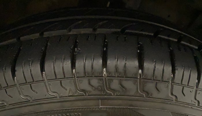 2017 Maruti Swift VXI, Petrol, Manual, 71,406 km, Right Rear Tyre Tread
