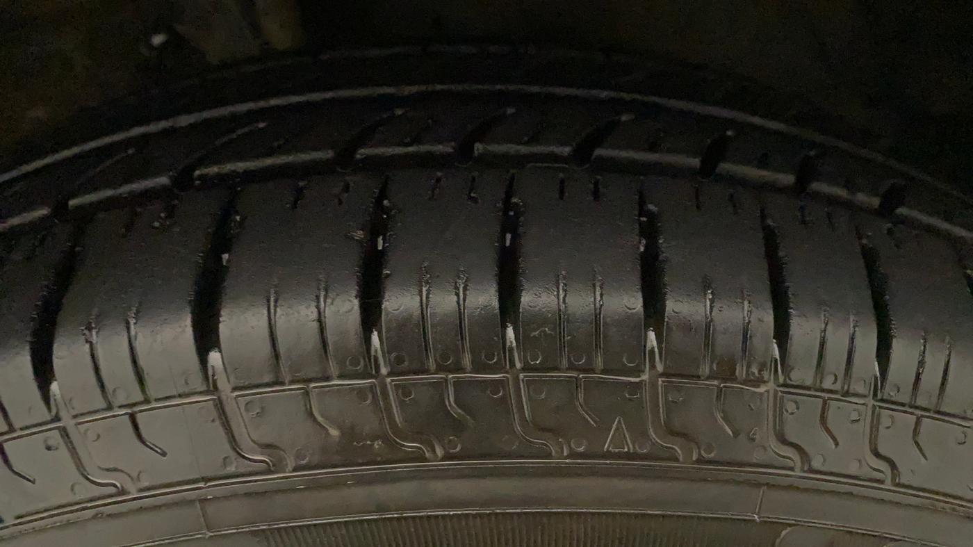 2017 Maruti Swift VXI, Petrol, Manual, 71,406 km, Left Front Tyre Tread