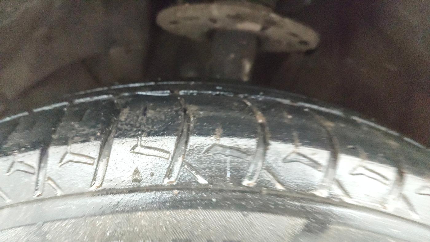 2021 Maruti Ertiga ZXI+ SHVS, Petrol, Manual, 78,275 km, Left Front Tyre Tread
