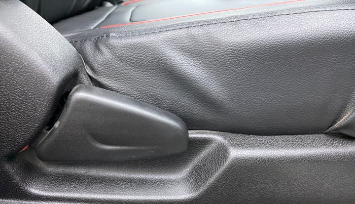 2022 Renault Kwid CLIMBER MT 1.0, Petrol, Manual, 13,472 km, Driver Side Adjustment Panel