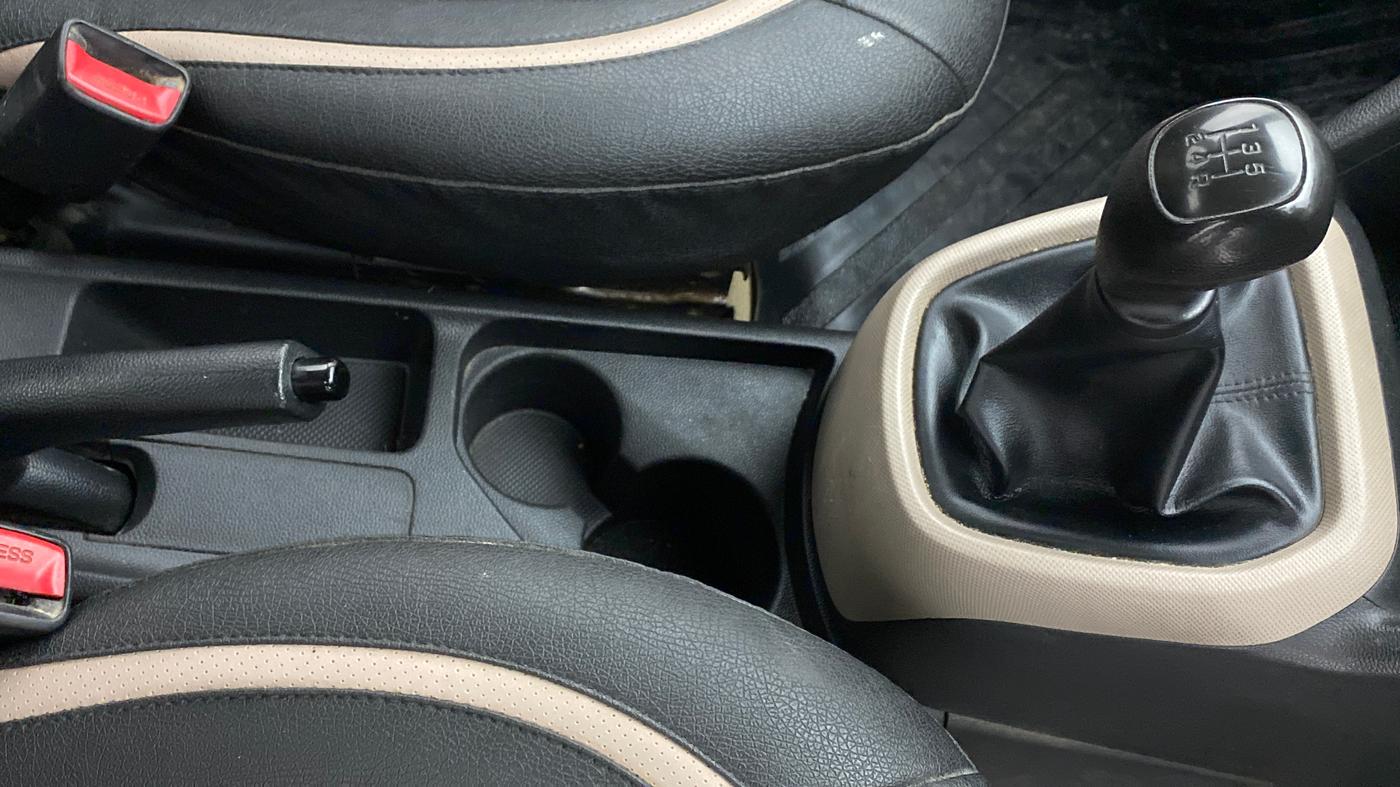 2017 Hyundai Xcent E PLUS, Petrol, Manual, 94,525 km, Gear Lever