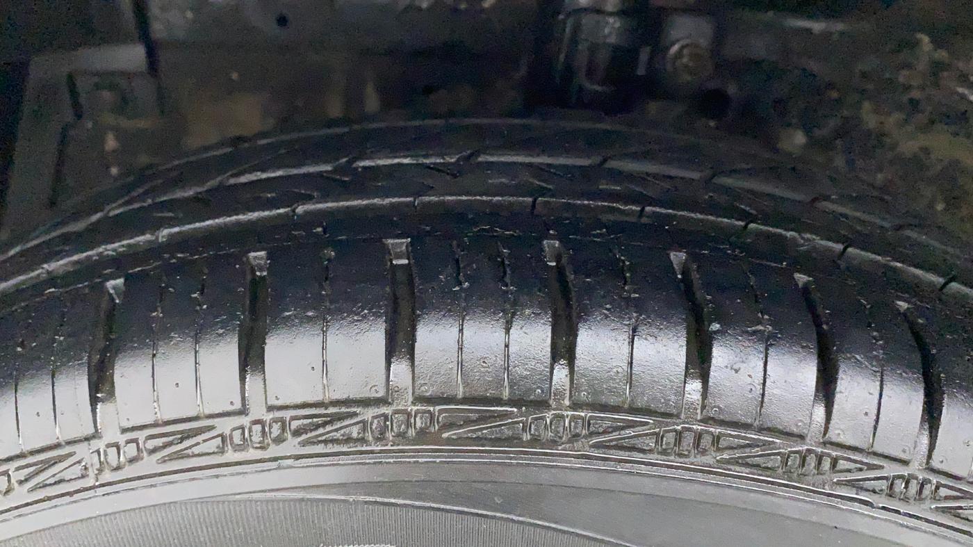 2012 Maruti Swift LXI, Petrol, Manual, 62,381 km, Left Front Tyre Tread
