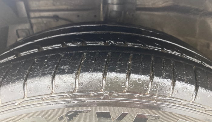 2018 Maruti Ciaz DELTA 1.5 SHVS MT PETROL, Petrol, Manual, 29,750 km, Left Front Tyre Tread