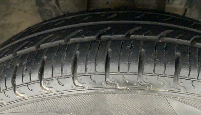 2017 Renault Kwid RXT 1.0 AMT (O), CNG, Automatic, 42,954 km, Right Front Tyre Tread