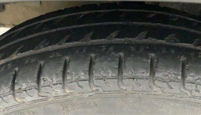 2017 Renault Kwid RXT 1.0 AMT (O), CNG, Automatic, 42,954 km, Left Front Tyre Tread