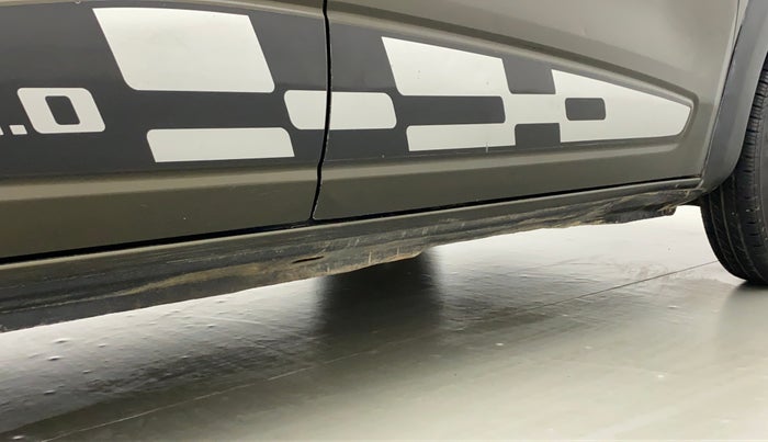 2017 Renault Kwid RXT 1.0 AMT (O), CNG, Automatic, 42,954 km, Right running board - Slightly dented