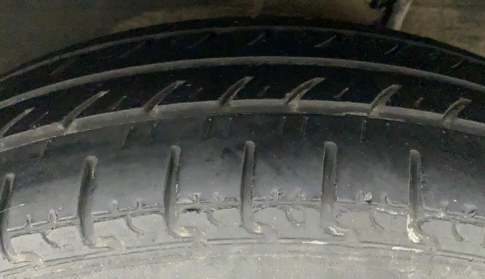 2017 Renault Kwid RXT 1.0 AMT (O), CNG, Automatic, 42,954 km, Left Rear Tyre Tread