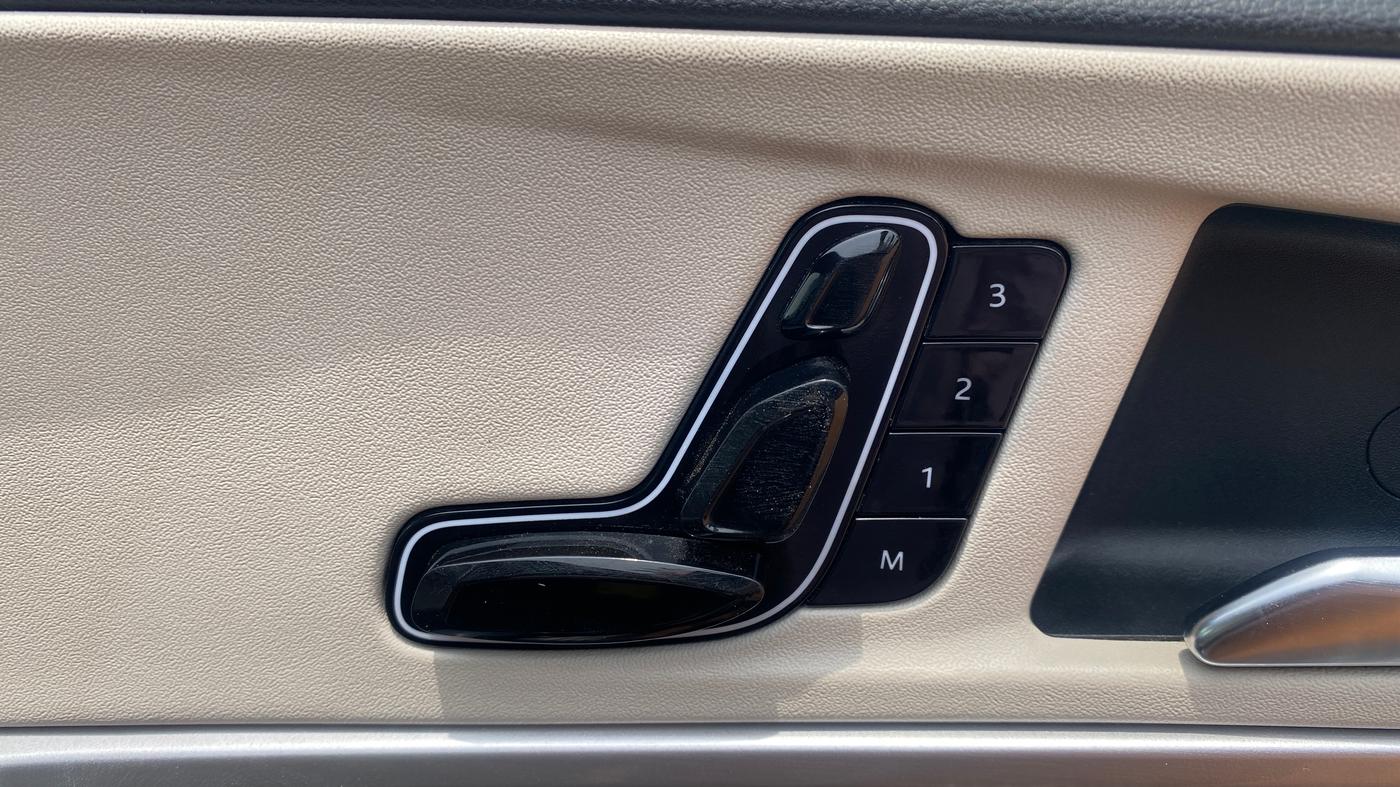 2023 Mahindra XUV700 AX 7 LUXURY P AT 7 STR, Petrol, Automatic, 24,212 km, Driver Side Adjustment Panel