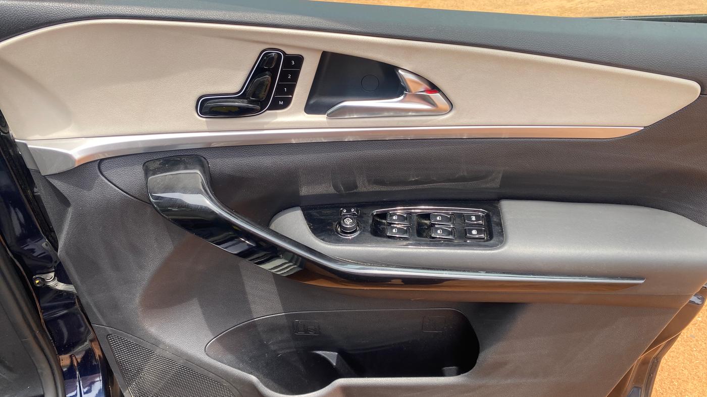 2023 Mahindra XUV700 AX 7 LUXURY P AT 7 STR, Petrol, Automatic, 24,212 km, Driver Side Door Panels Control