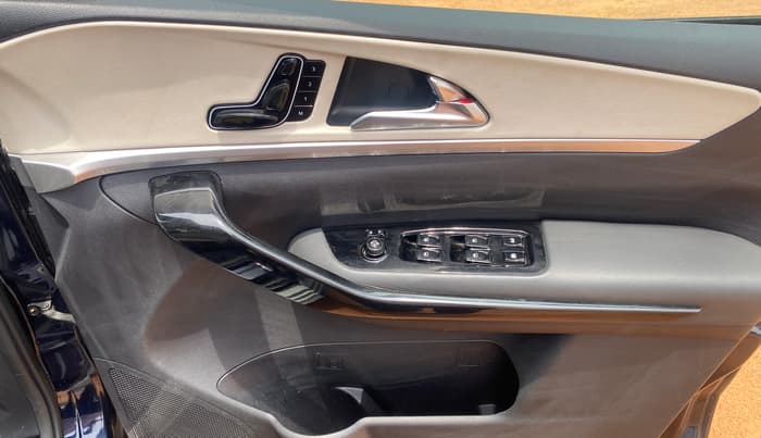 2023 Mahindra XUV700 AX 7 LUXURY P AT 7 STR, Petrol, Automatic, 24,212 km, Driver Side Door Panels Control