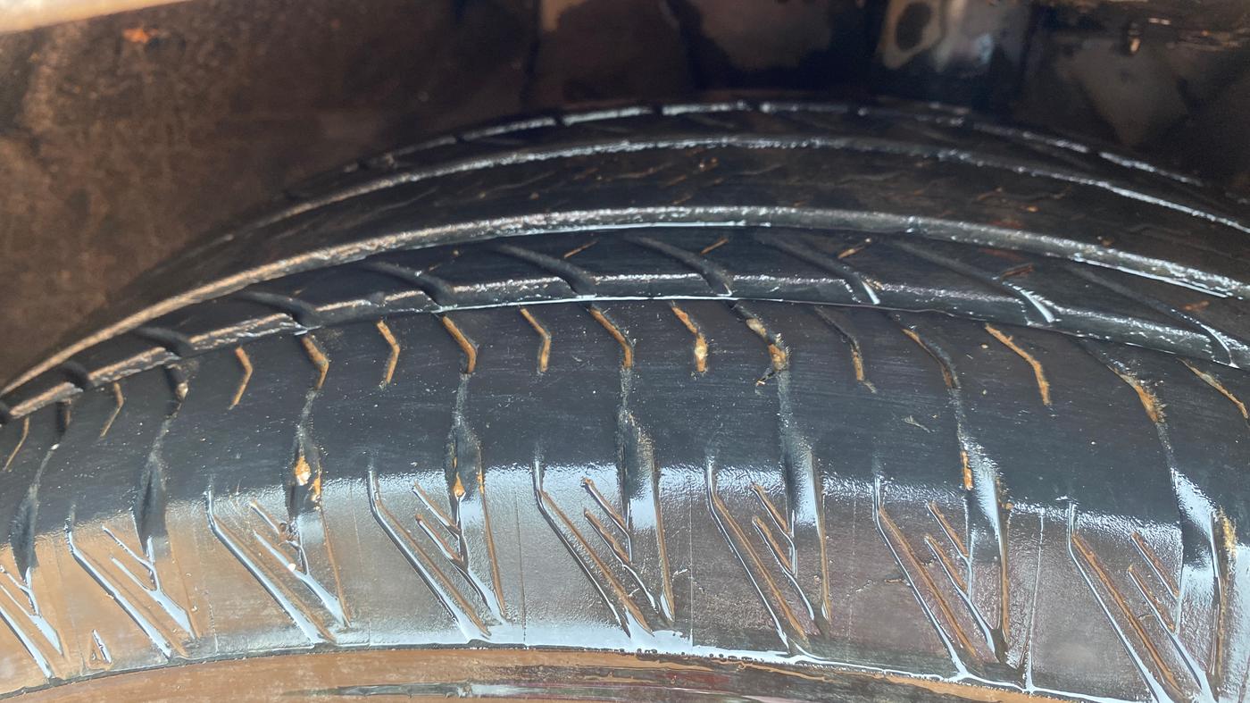 2023 Mahindra XUV700 AX 7 LUXURY P AT 7 STR, Petrol, Automatic, 24,212 km, Right Front Tyre Tread