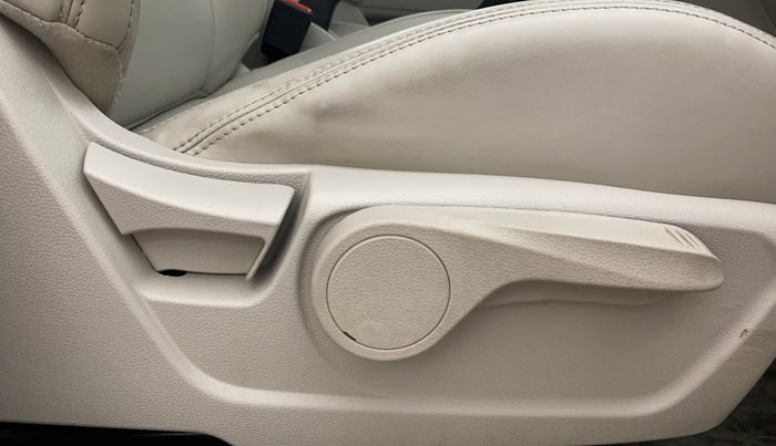 2019 Mahindra XUV300 W8 (O) 1.2 PETROL, Petrol, Manual, 41,851 km, Driver Side Adjustment Panel