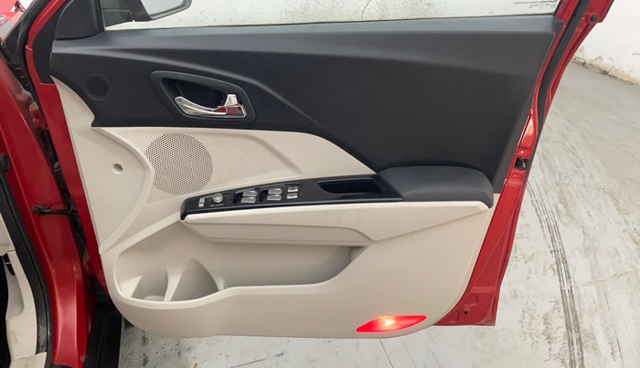 2019 Mahindra XUV300 W8 (O) 1.2 PETROL, Petrol, Manual, 41,851 km, Driver Side Door Panels Control